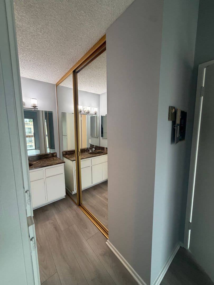 Los Angeles Apartment: 400 S. Kingsley Drive