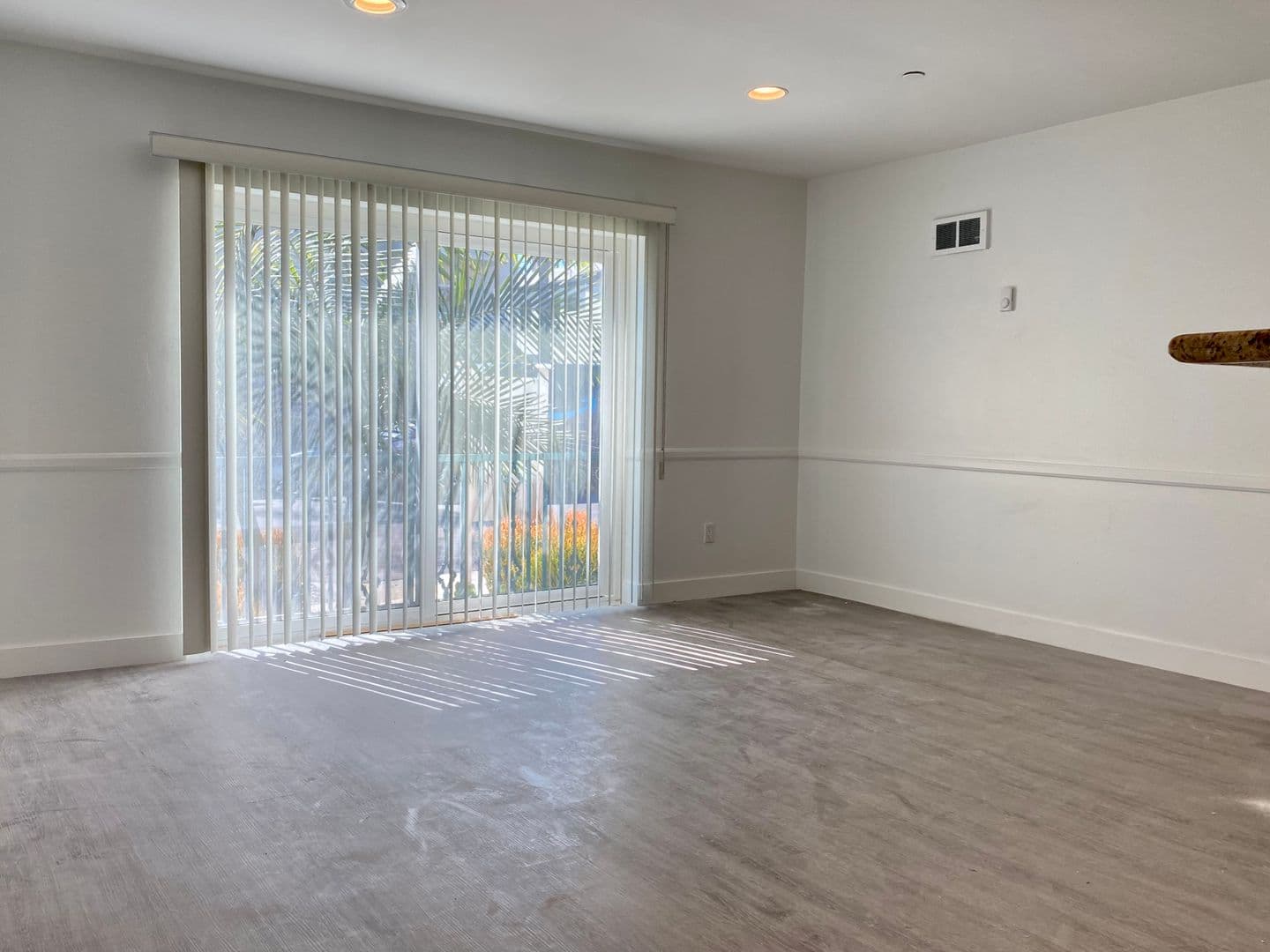 Los Angeles Apartment: 130 South Flores Street