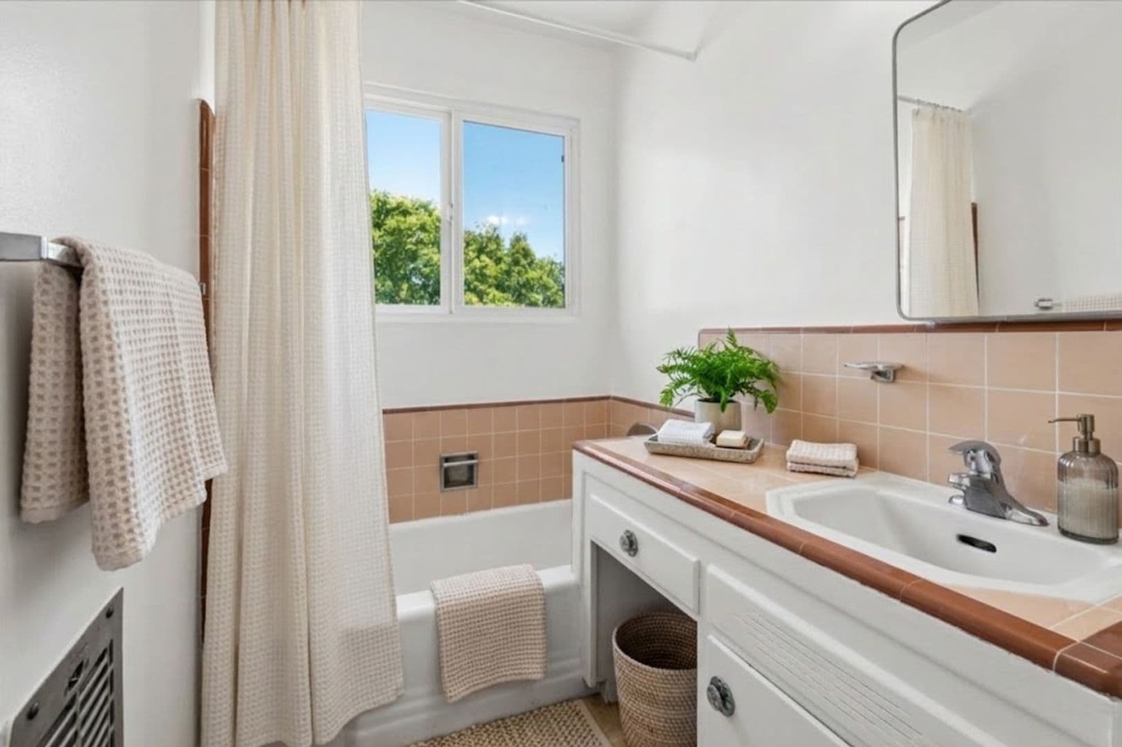 Los Angeles Apartment: 1033 S. Holt Ave.