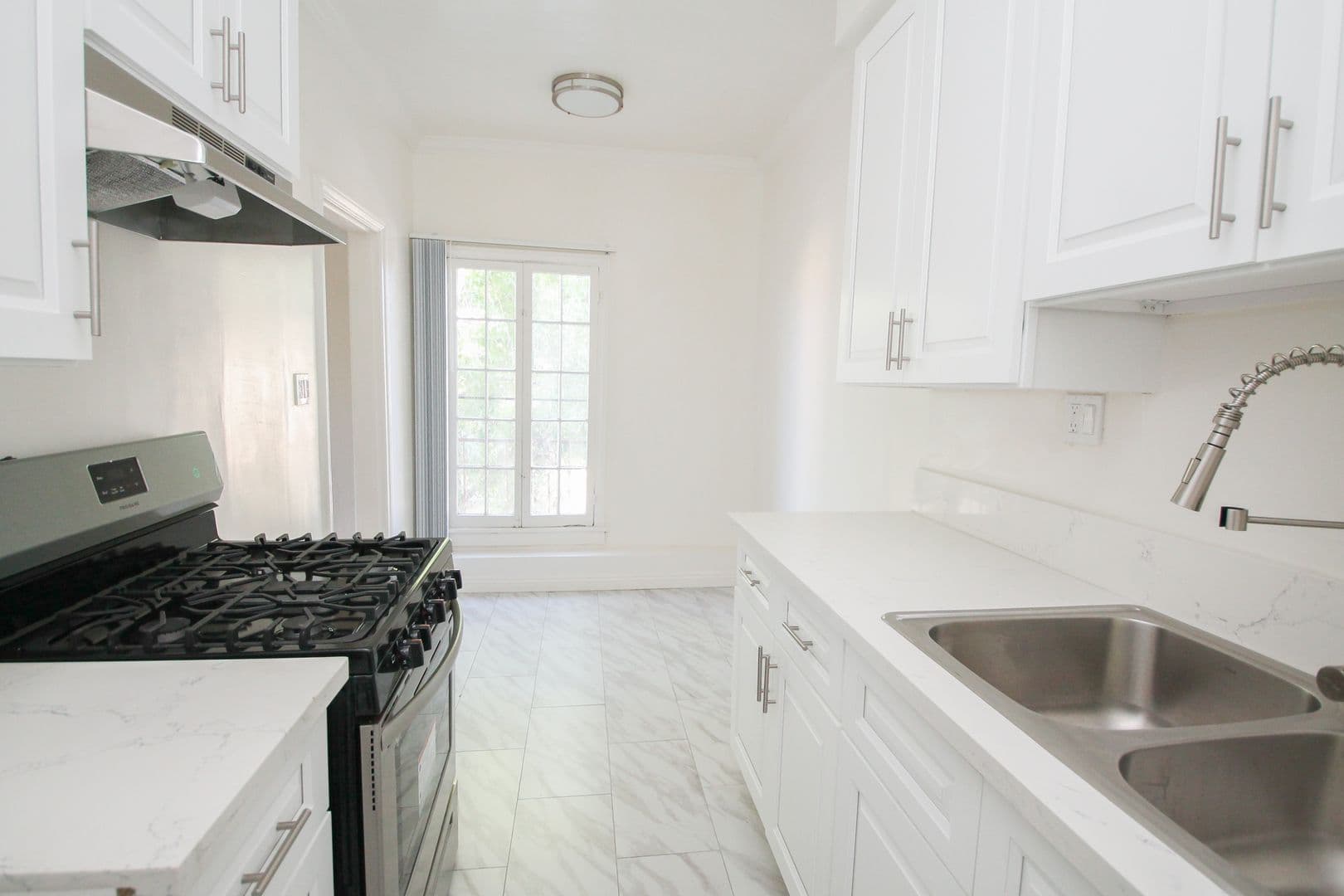 Los Angeles Apartment: 367 N Orange Grove Ave.
