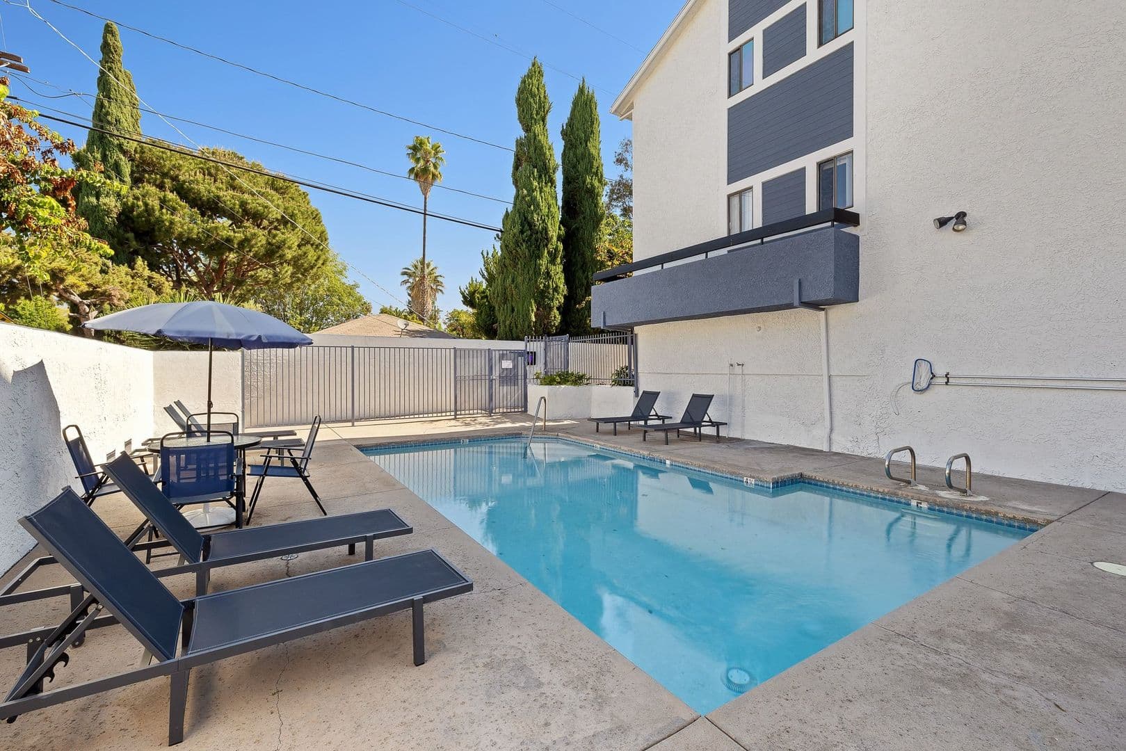 Sherman Oaks Apartment: 14543 Burbank Boulevard