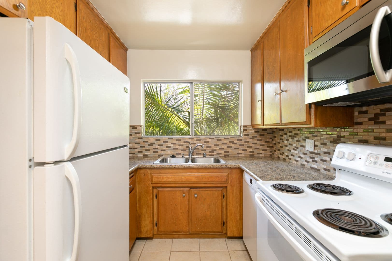 West Hollywood Apartment: 1030 N Harper Ave.