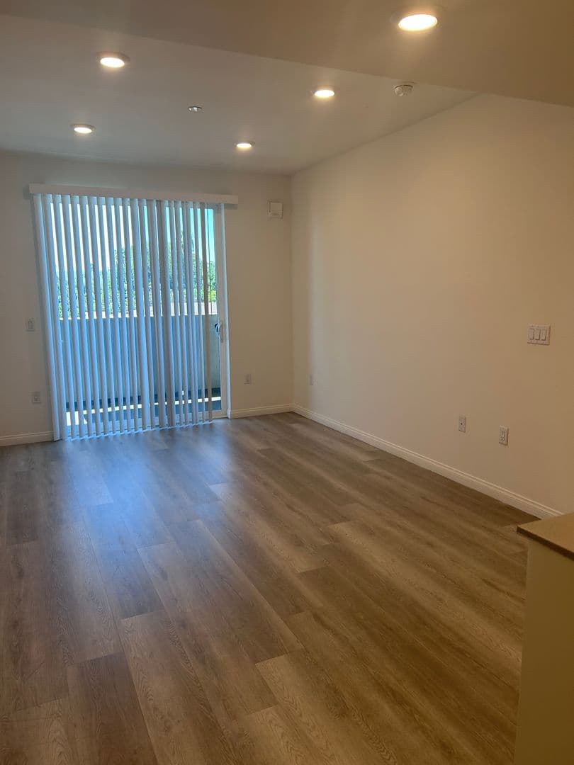 Van Nuys Apartment: 13724 Victory Blvd.