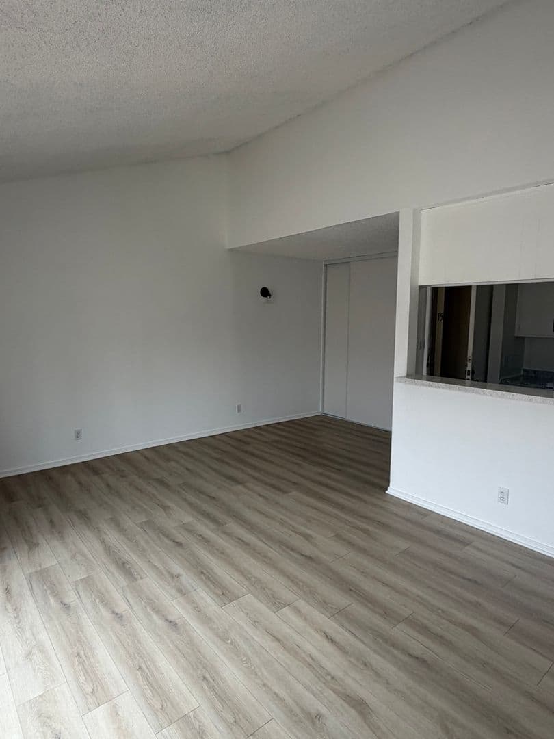 Los Angeles Apartment: 400 S. Kingsley Drive