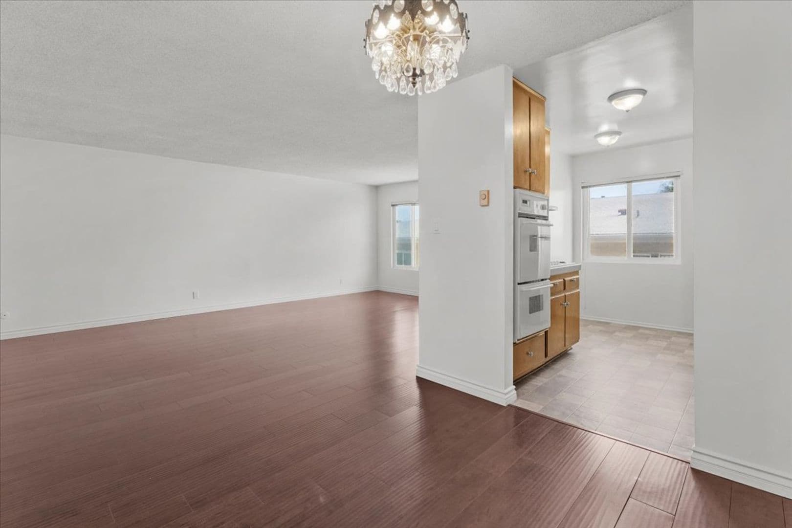 Beverly Hills Apartment: 309 S. Doheny Dr.