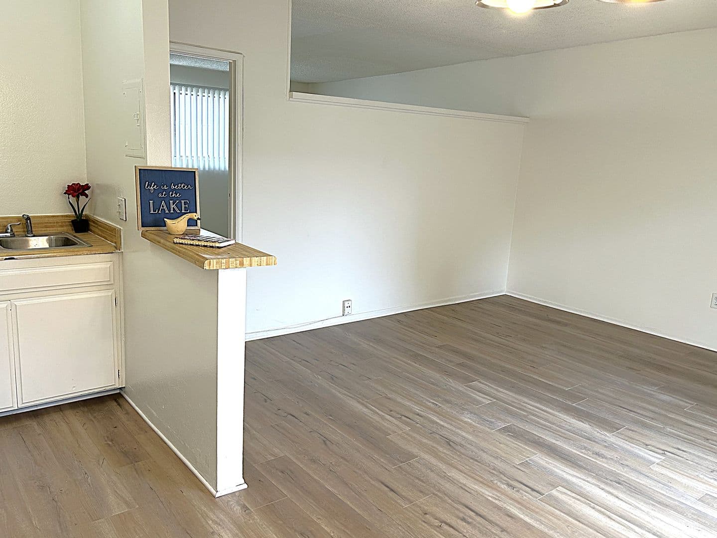 Van Nuys Apartment: 7457 Woodman Ave.