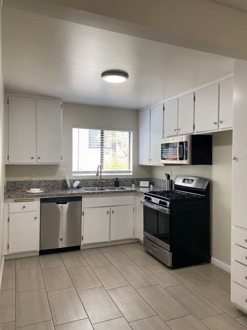 Sunland Apartment: 8608 Foothill Blvd