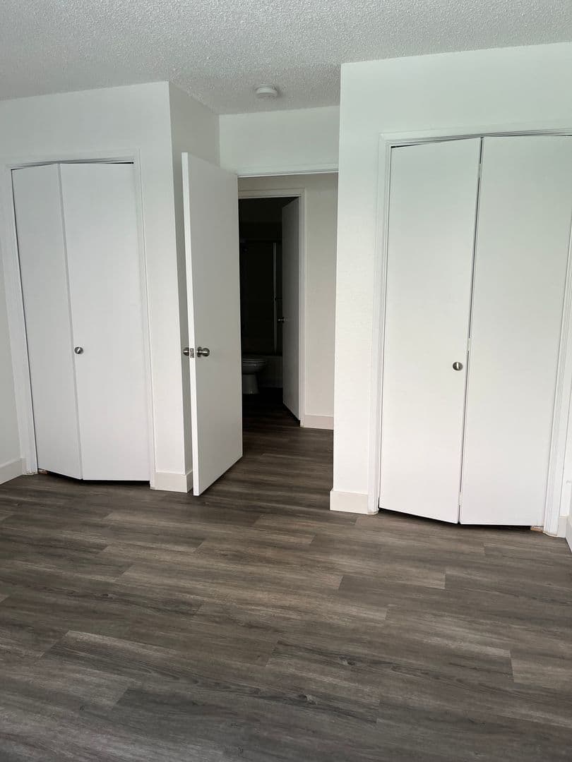 Van Nuys Apartment: 7320 Hazeltine Avenue