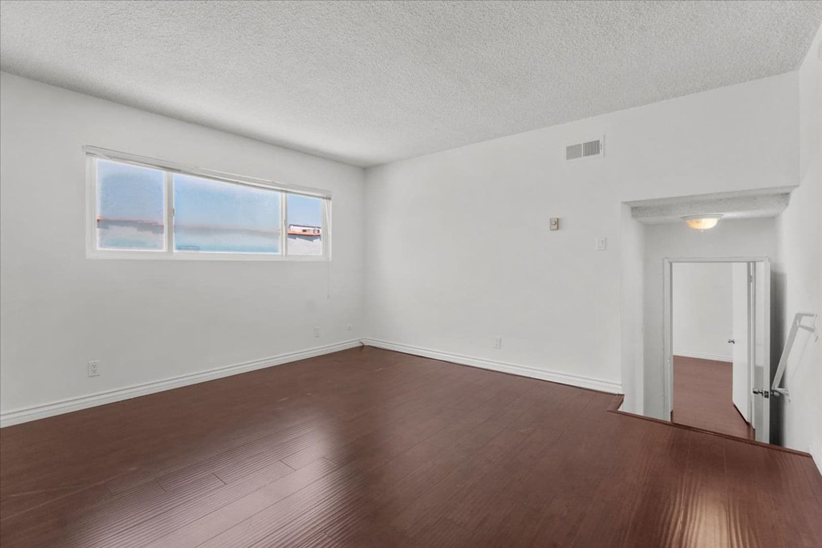 Beverly Hills Apartment: 309 S. Doheny Dr.