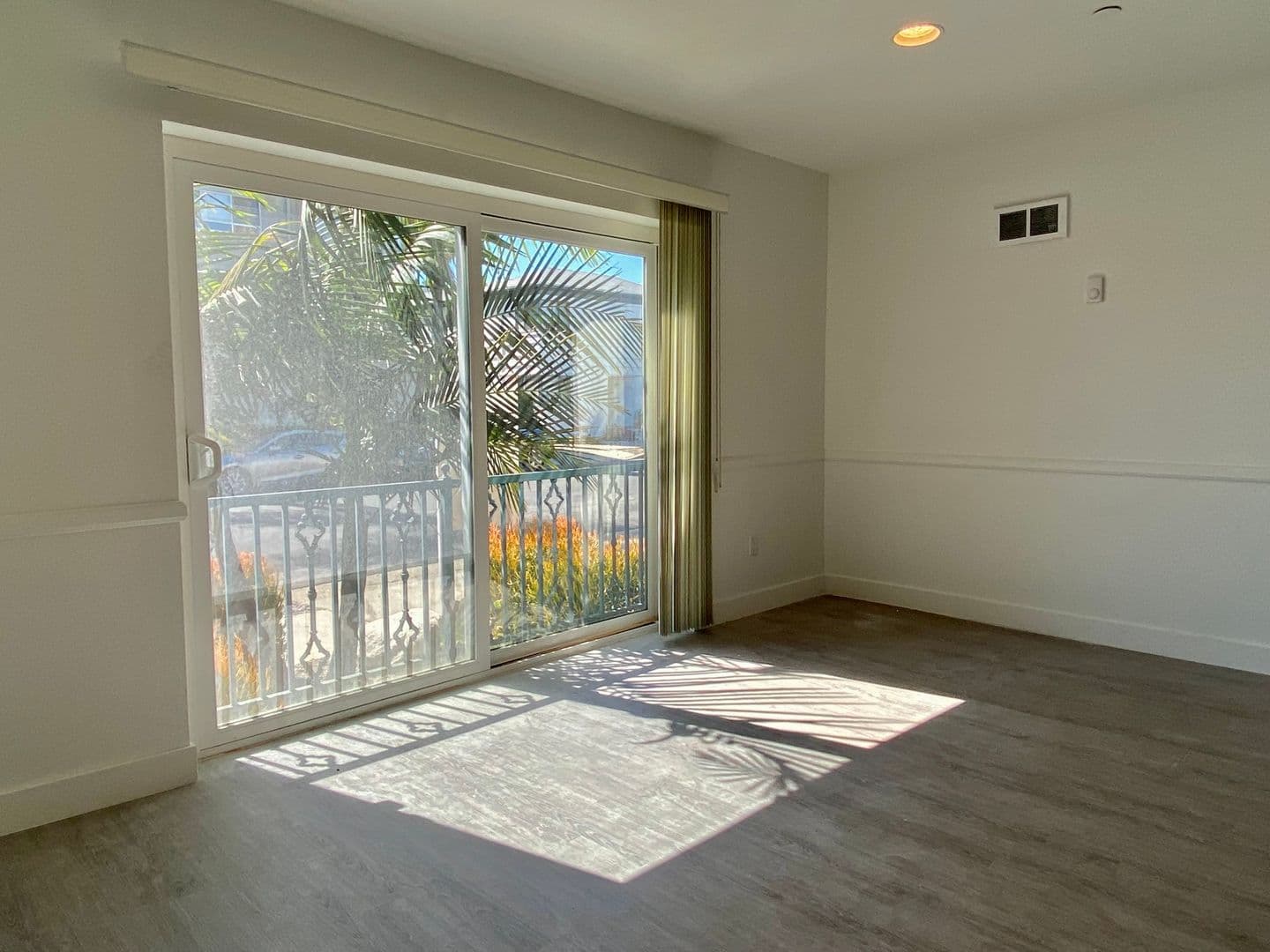 Los Angeles Apartment: 130 South Flores Street
