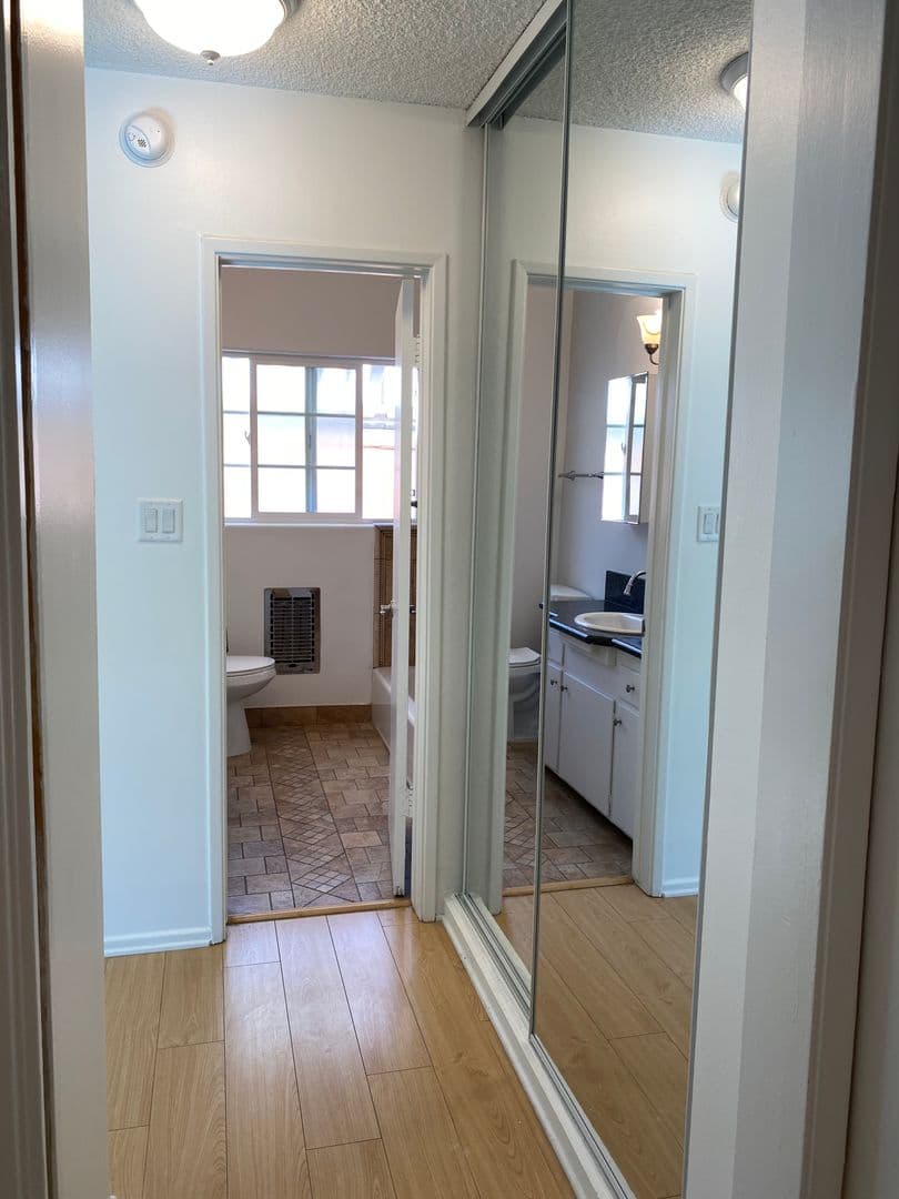 Los Angeles Apartment: 928 South Sherbourne Drive