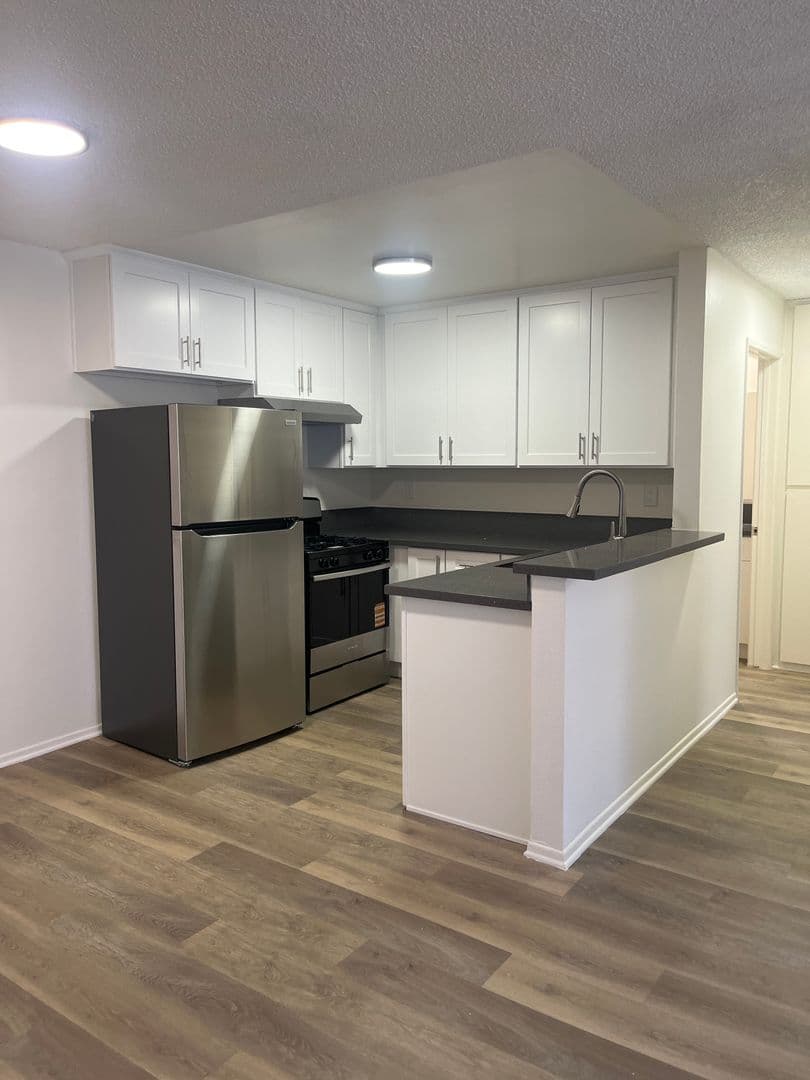 Van Nuys Apartment: 7320 Hazeltine Avenue