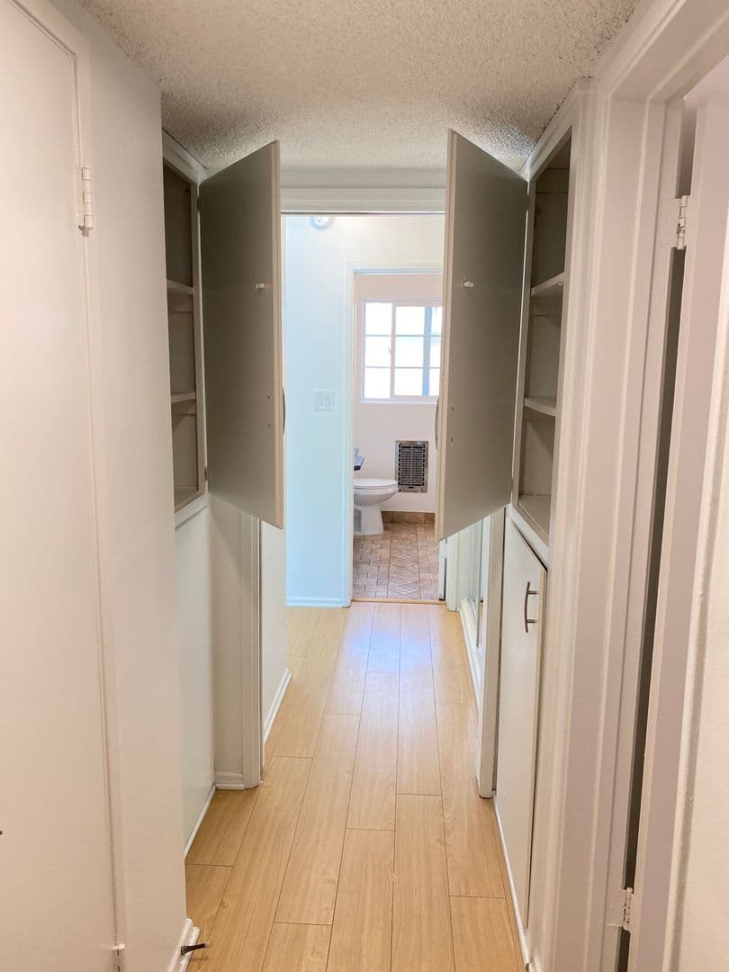 Los Angeles Apartment: 928 South Sherbourne Drive