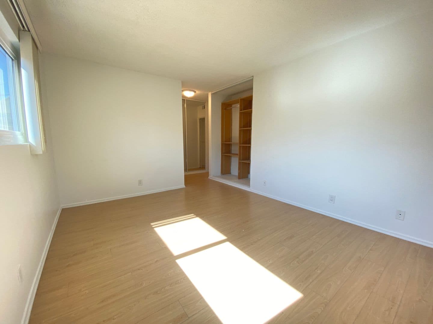Los Angeles Apartment: 928 South Sherbourne Drive