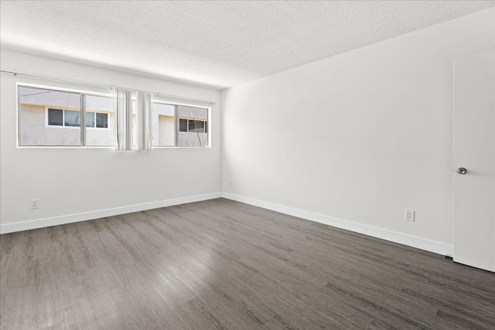 Los Angeles Apartment: 5232 Fairview Blvd