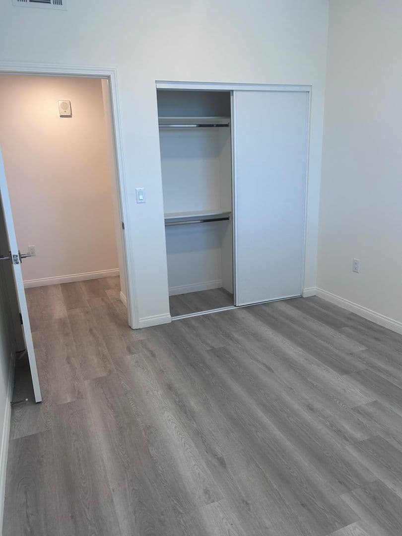 Van Nuys Apartment: 13724 Victory Blvd.