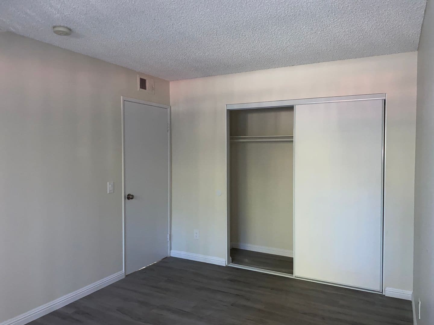 Sunland Apartment: 8608 Foothill Blvd