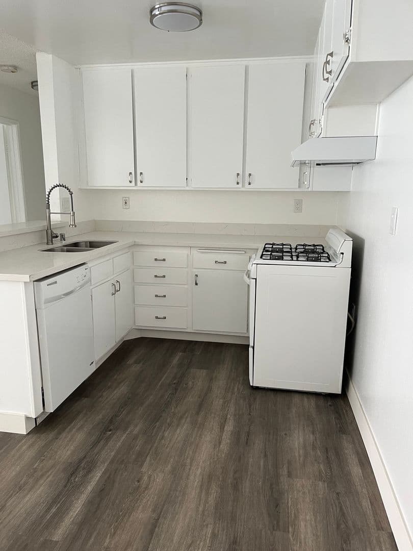 Van Nuys Apartment: 7320 Hazeltine Avenue