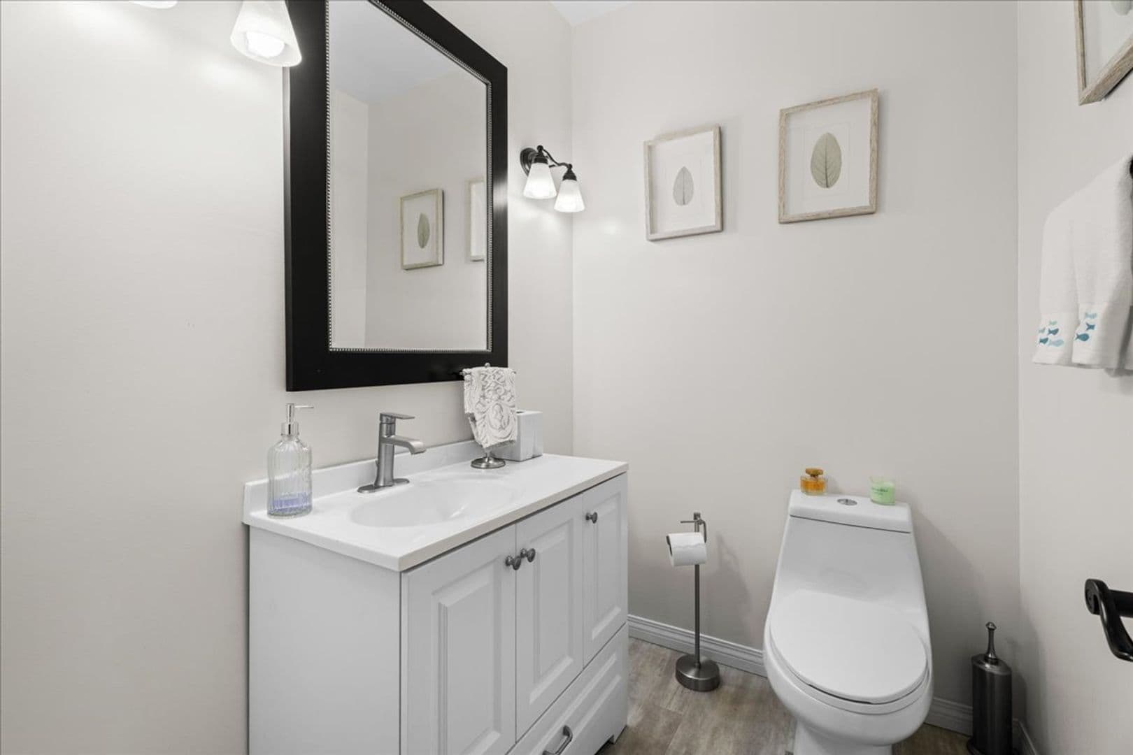 Valley Village Townhome: 5404 Bellingham Ave #2