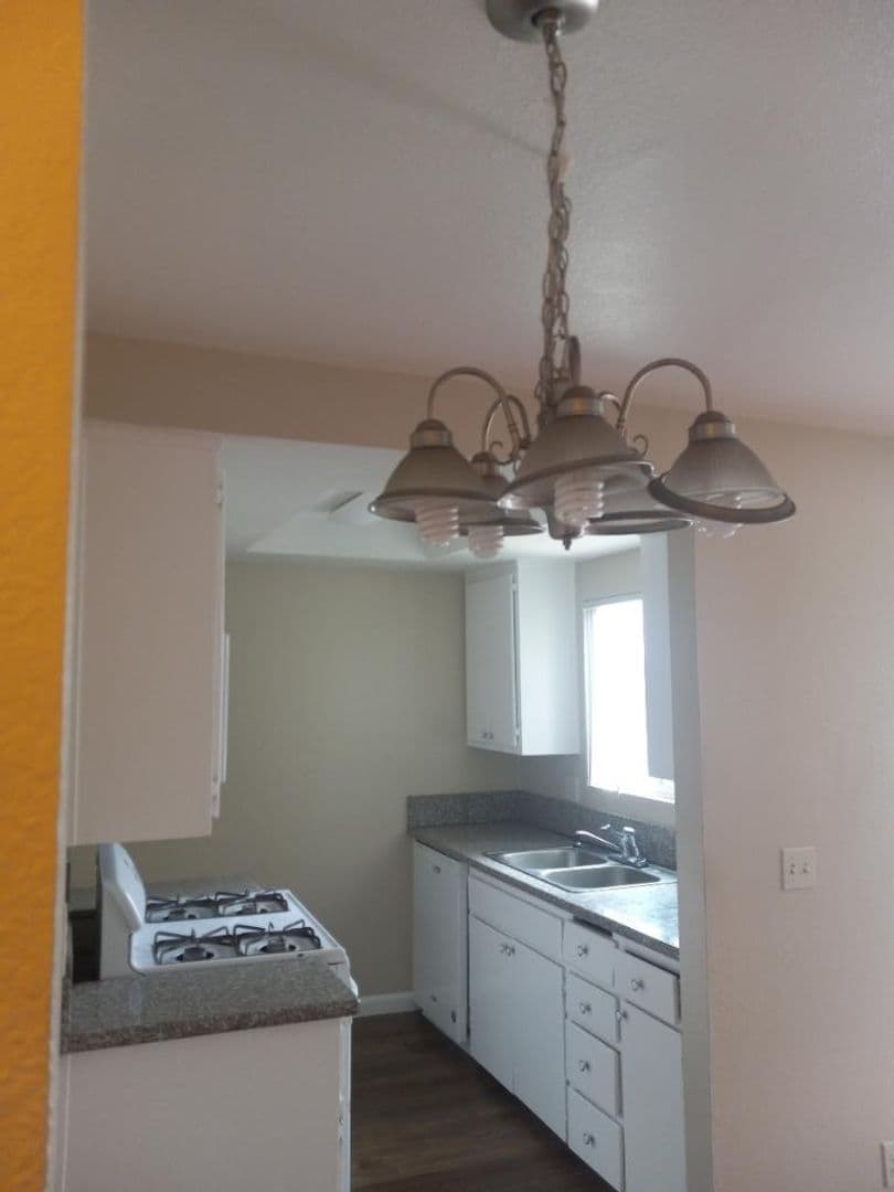 Redlands Apartment: 1176 E LUGONIA AVE 16