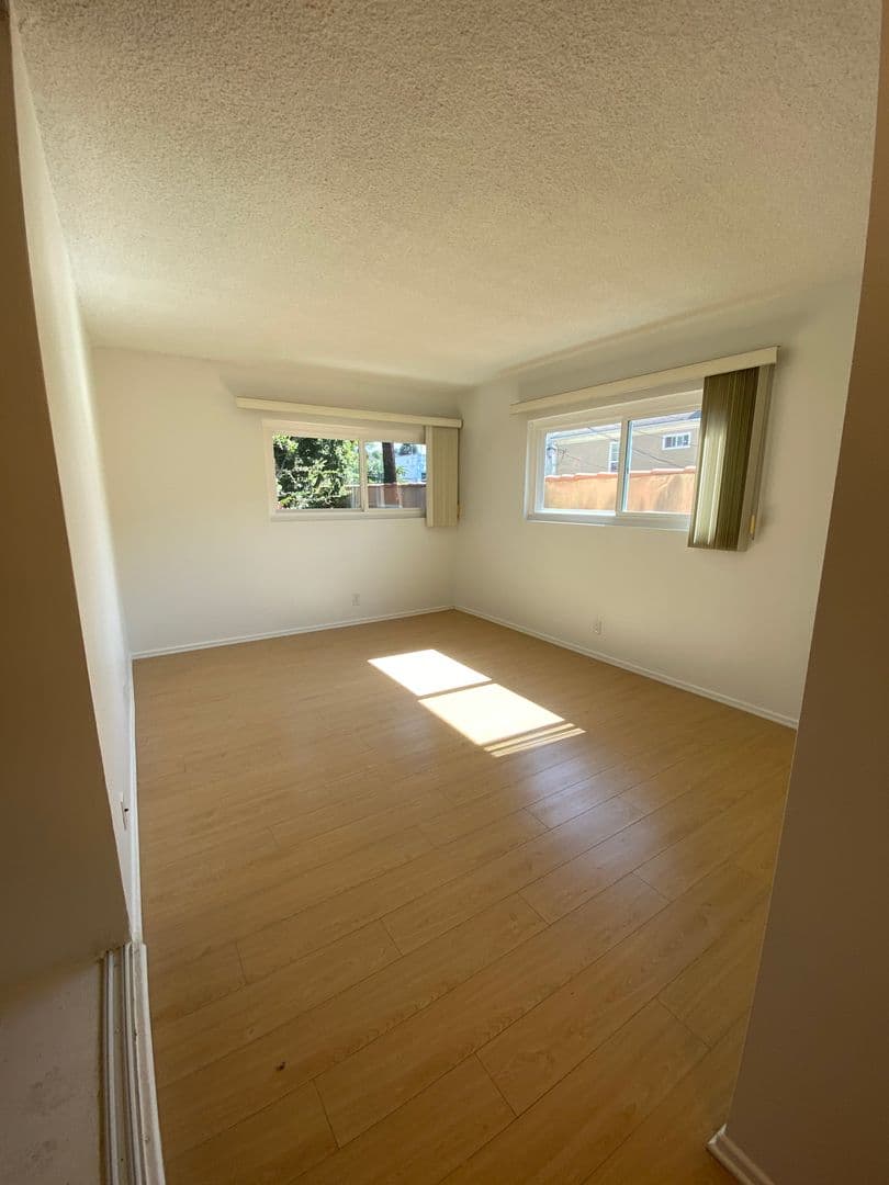 Los Angeles Apartment: 928 South Sherbourne Drive