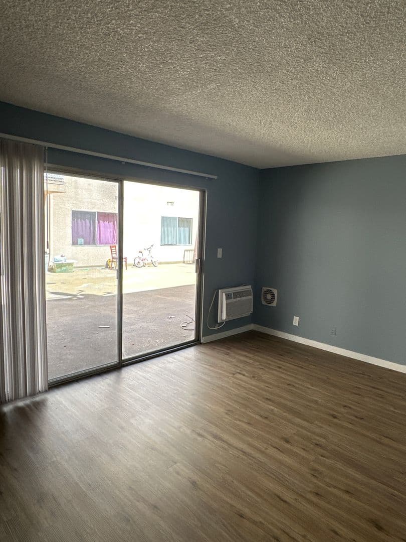 Los Angeles Apartment: 400 S. Kingsley Drive