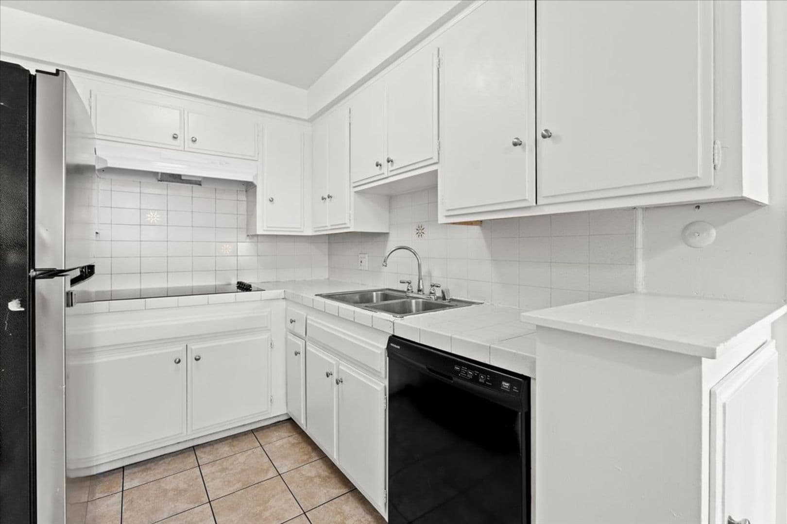 Los Angeles Apartment: 5232 Fairview Blvd