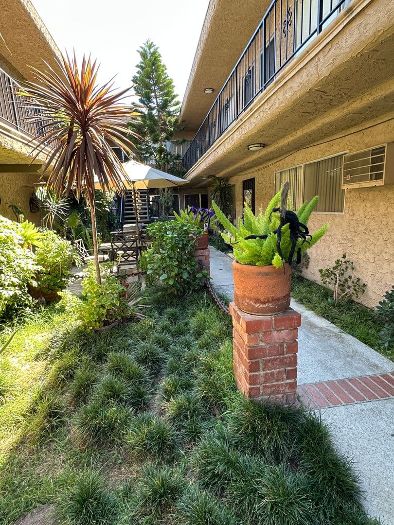 Valley Village Apartment: 5328 Hermitage Avenue