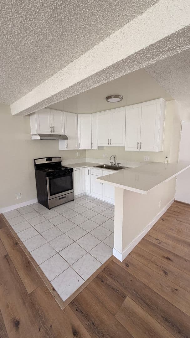 Sunland Apartment: 8608 Foothill Blvd