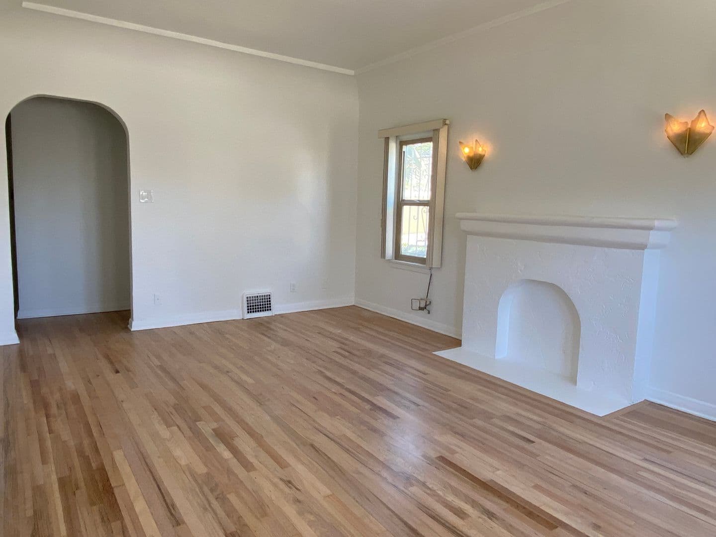 Los Angeles Apartment: 369 North Spaulding Avenue