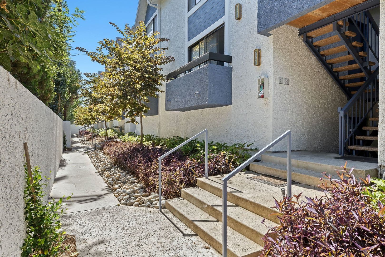 Sherman Oaks Apartment: 14543 Burbank Boulevard