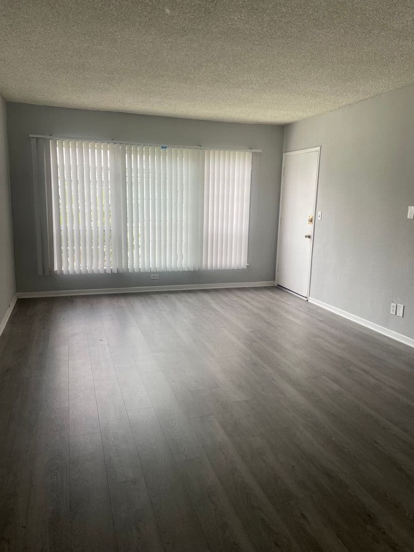 Van Nuys Apartment: 15509-15513 Victory Blvd