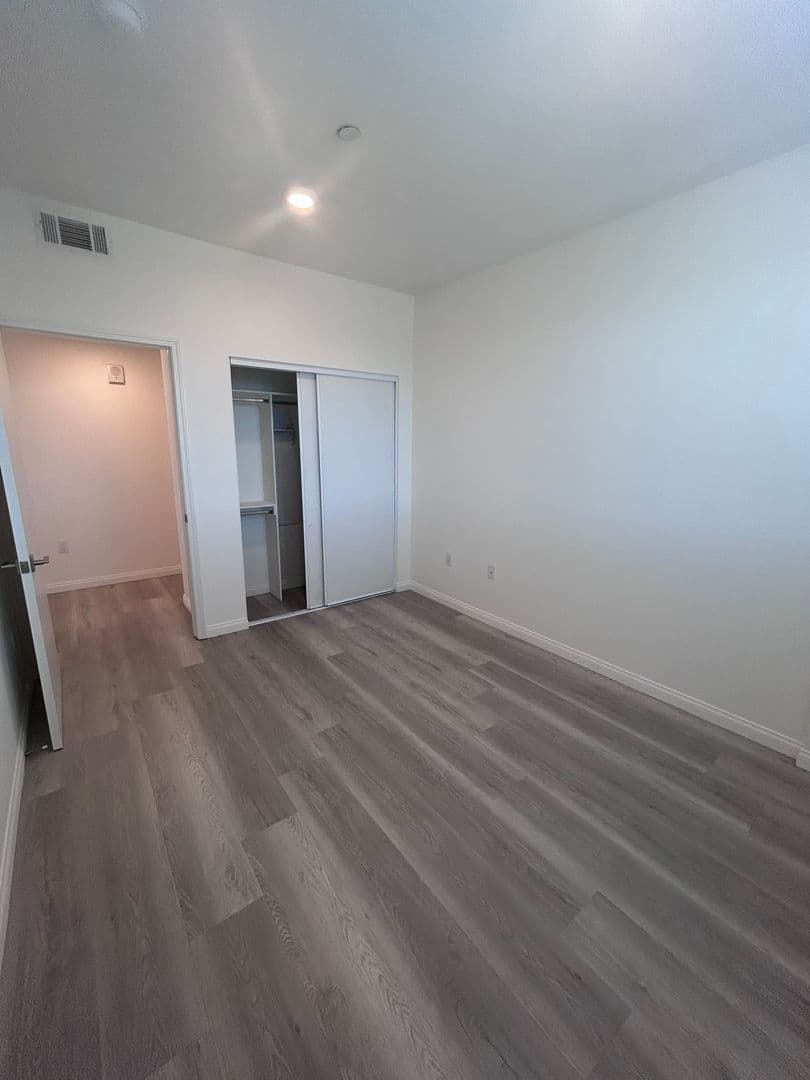 Van Nuys Apartment: 13724 Victory Blvd.