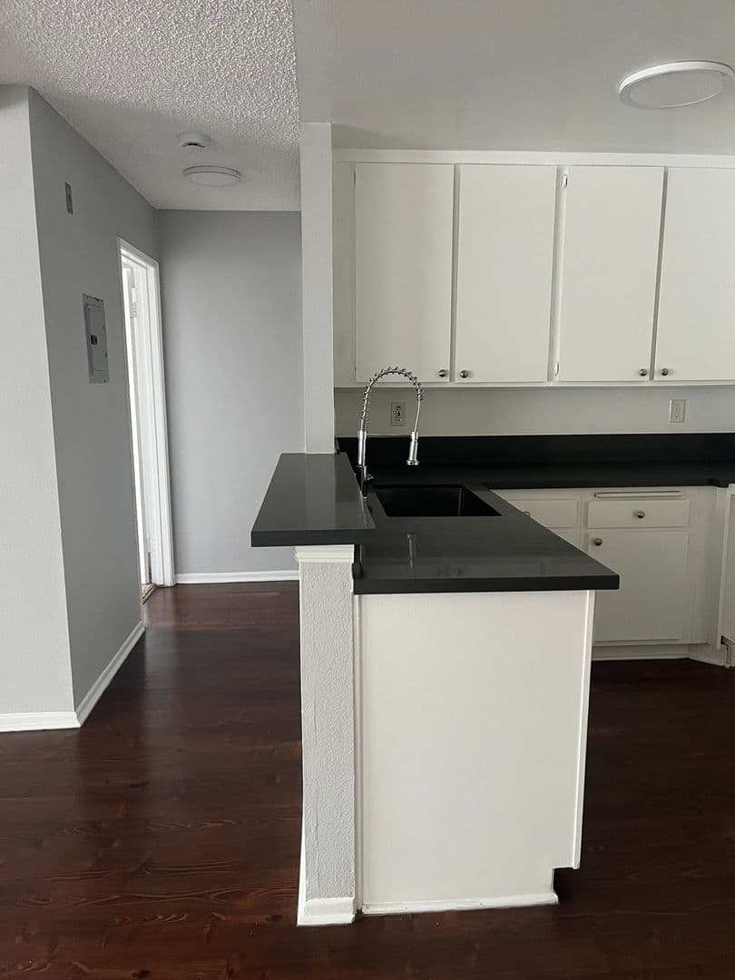 Van Nuys Apartment: 7320 Hazeltine Avenue
