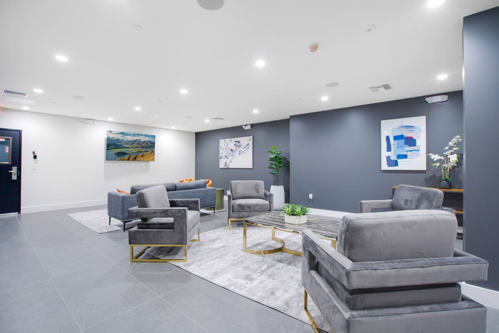 Van Nuys Apartment: 13724 Victory Blvd.