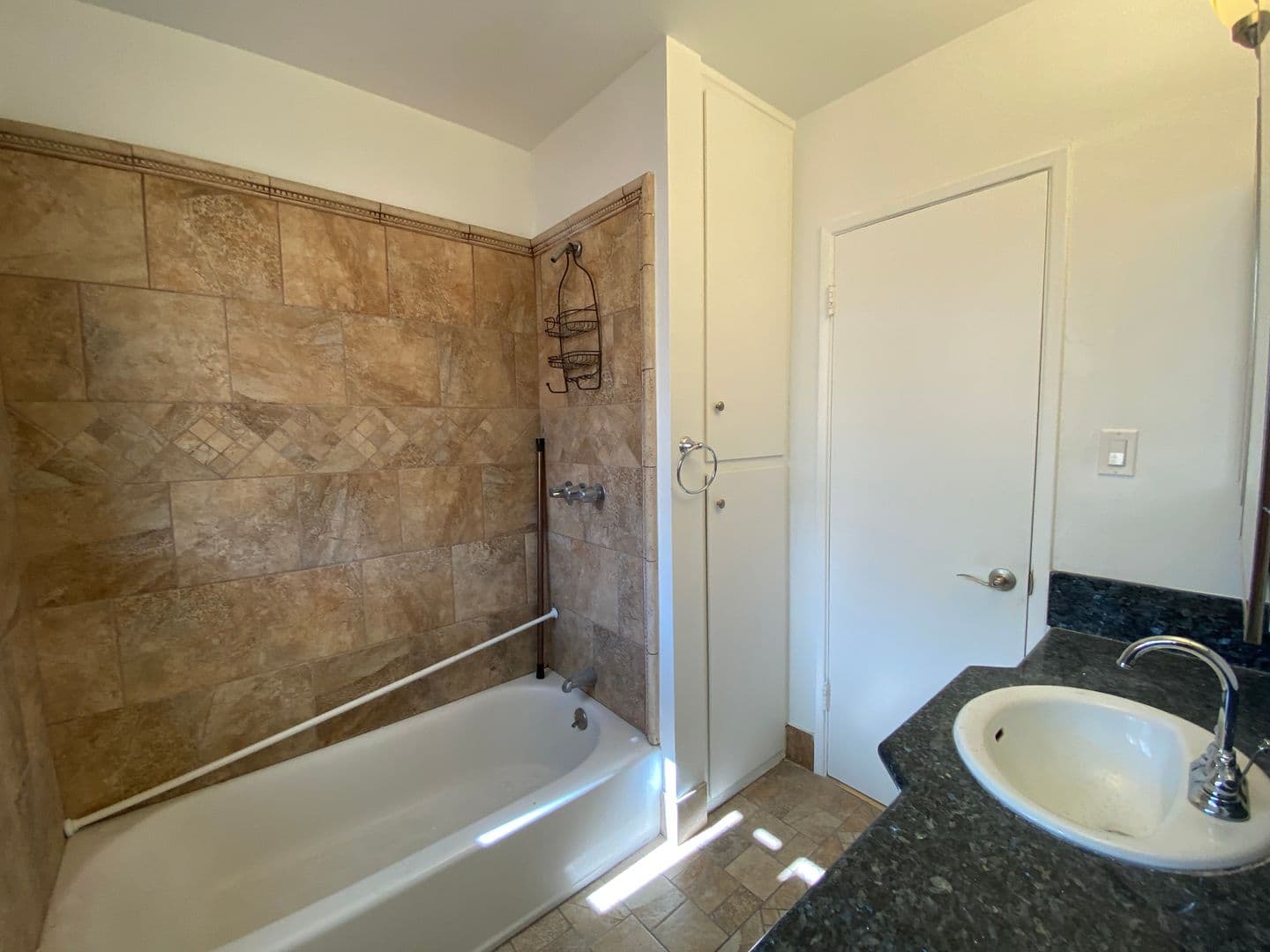 Los Angeles Apartment: 928 South Sherbourne Drive