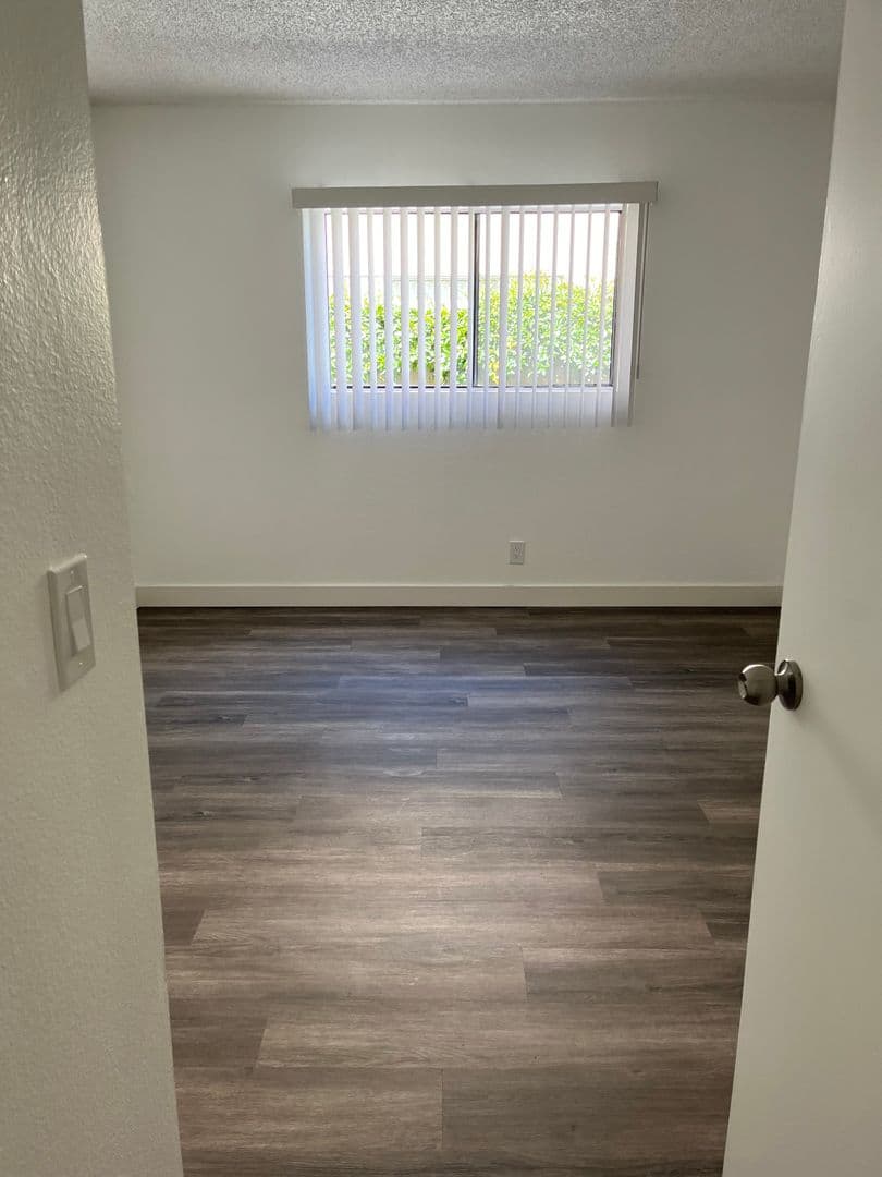 Van Nuys Apartment: 7320 Hazeltine Avenue