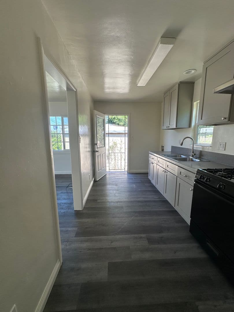 El Monte Apartment: 3466, 3468, 3470, 3500, 3500.5, & 3506 La Madera Ave.
