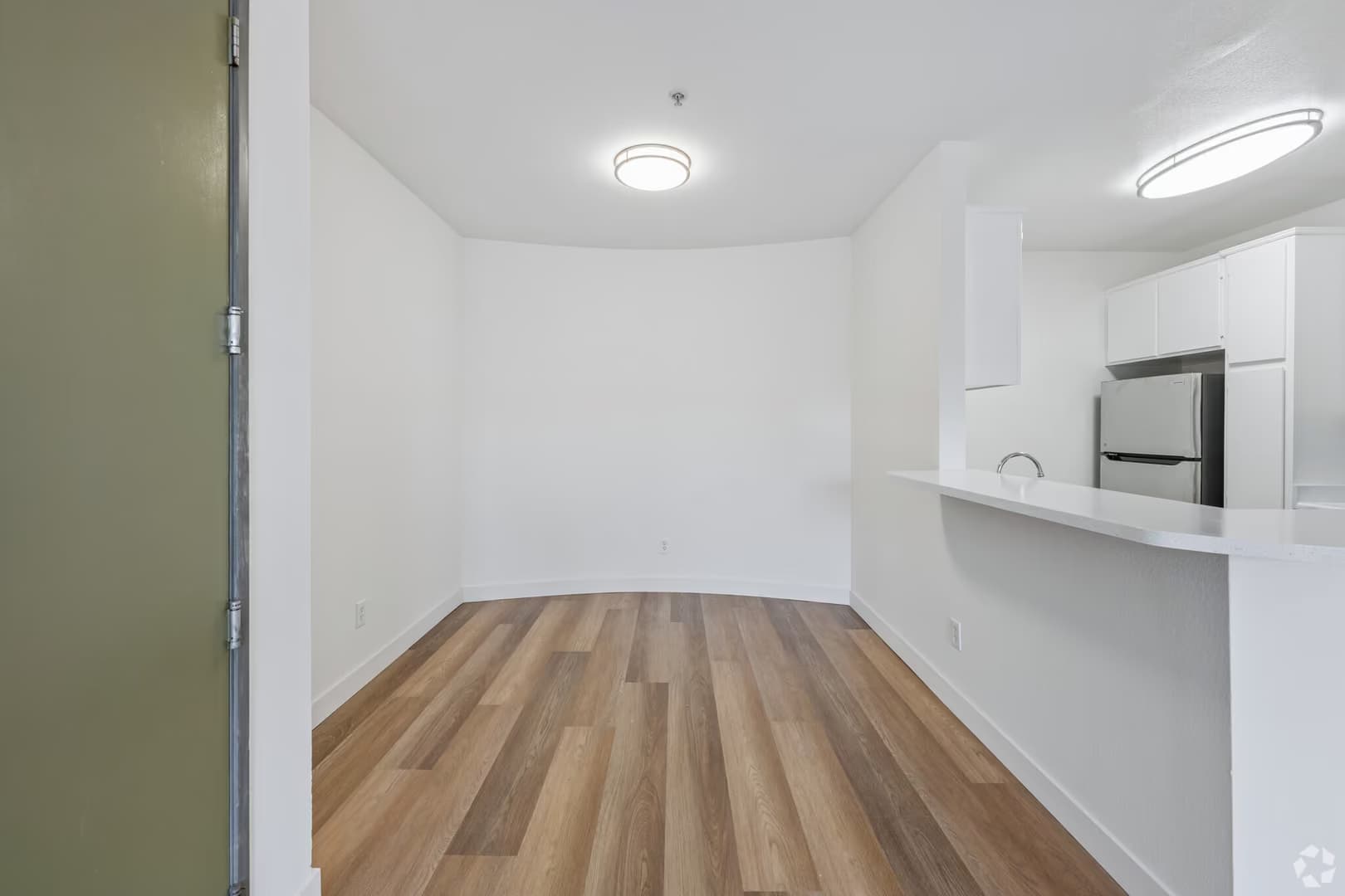 Northridge Apartment: 9850 Zelzah Ave