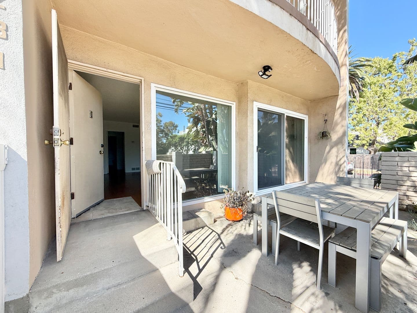 Studio City Apartment: 12231 Moorpark St.