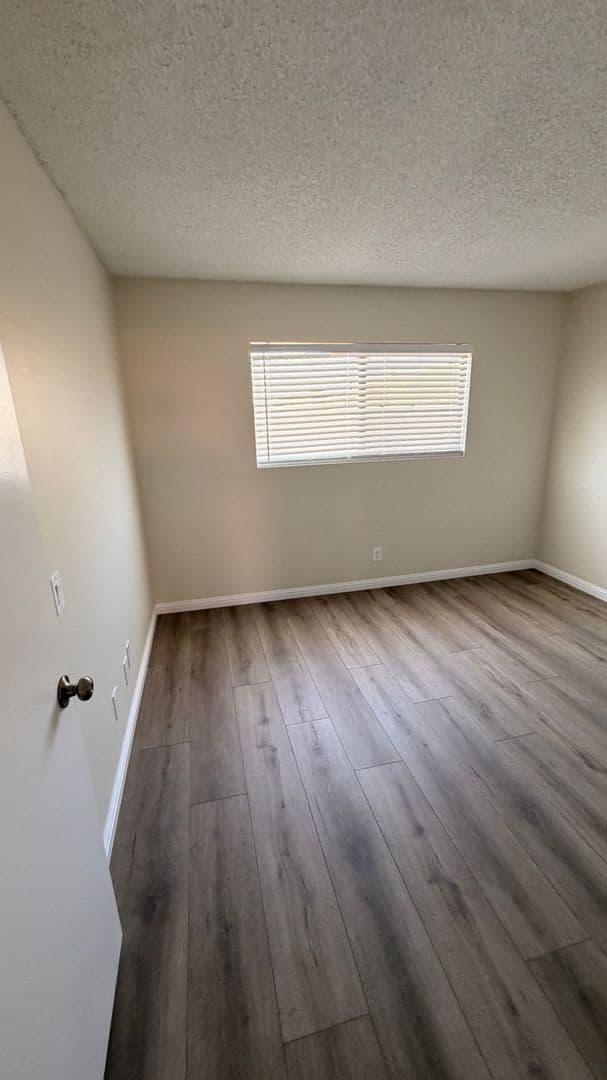 Sunland Apartment: 8608 Foothill Blvd