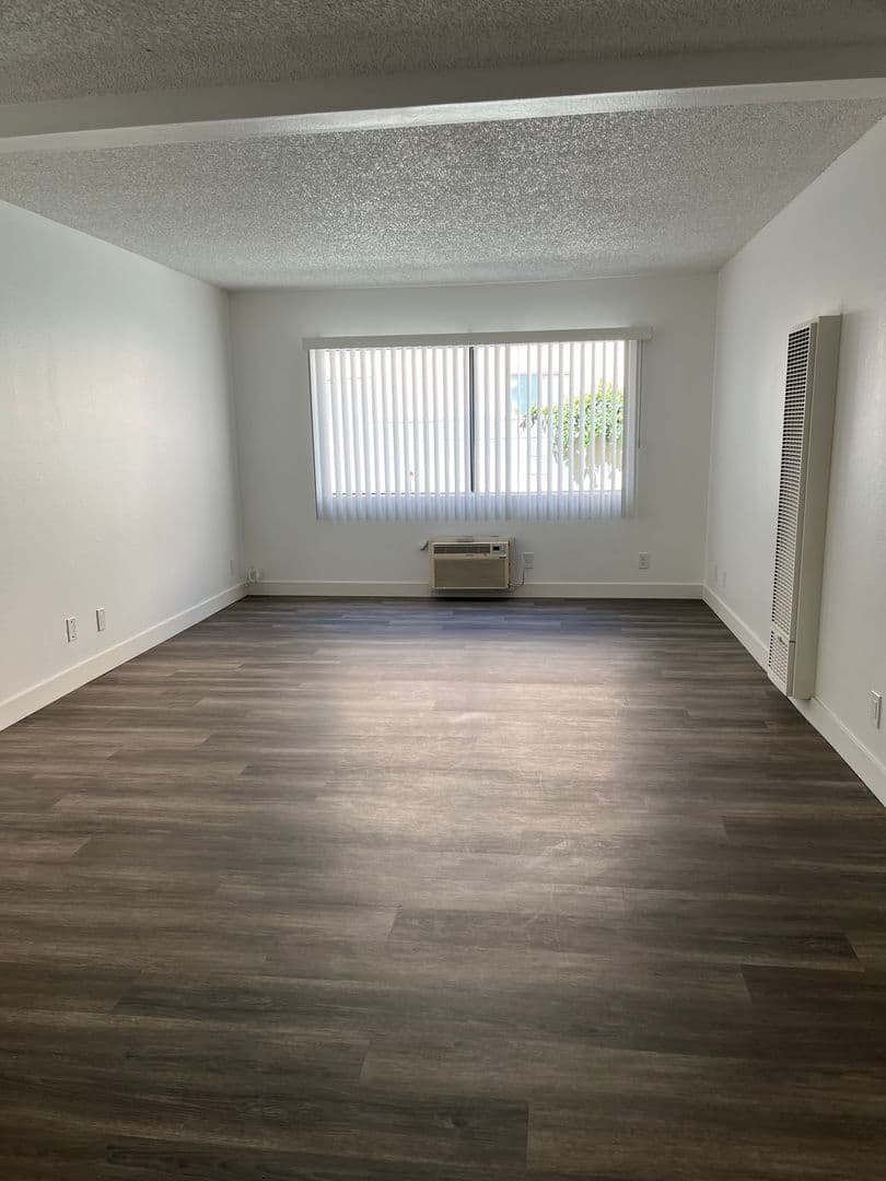 Van Nuys Apartment: 7320 Hazeltine Avenue