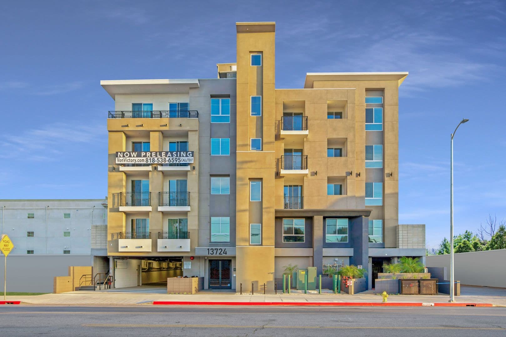 Van Nuys Apartment: 13724 Victory Blvd.