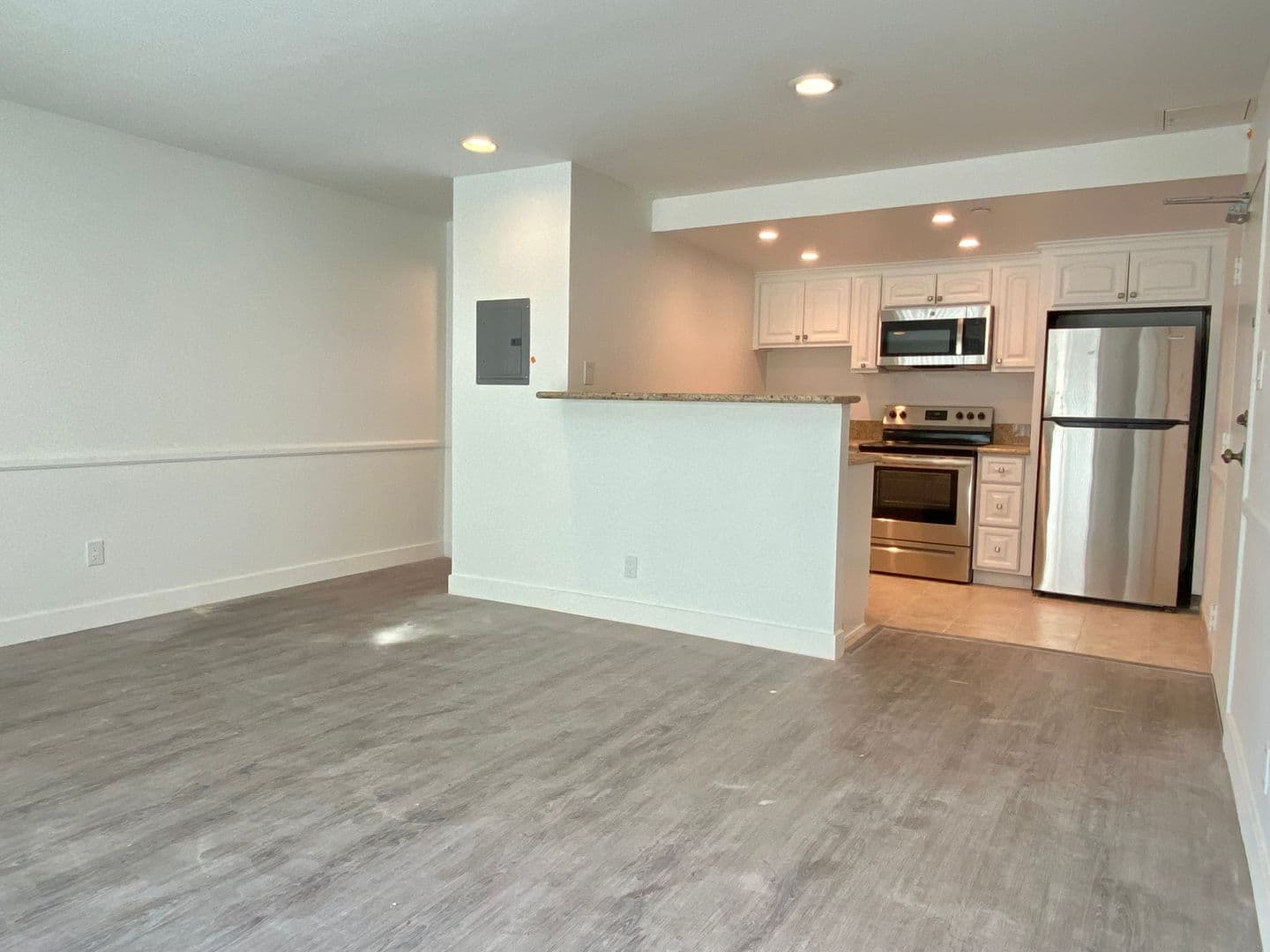 Los Angeles Apartment: 130 South Flores Street