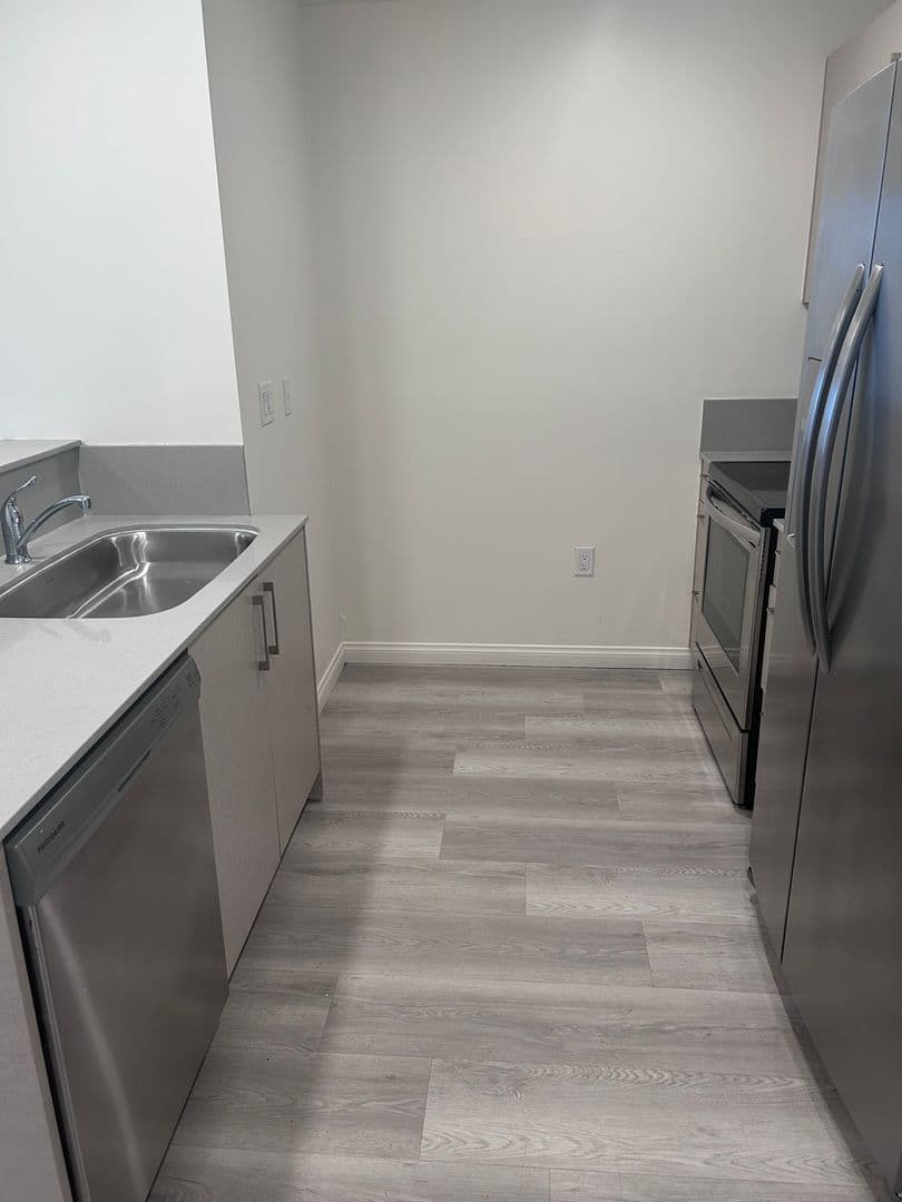 Van Nuys Apartment: 13724 Victory Blvd.