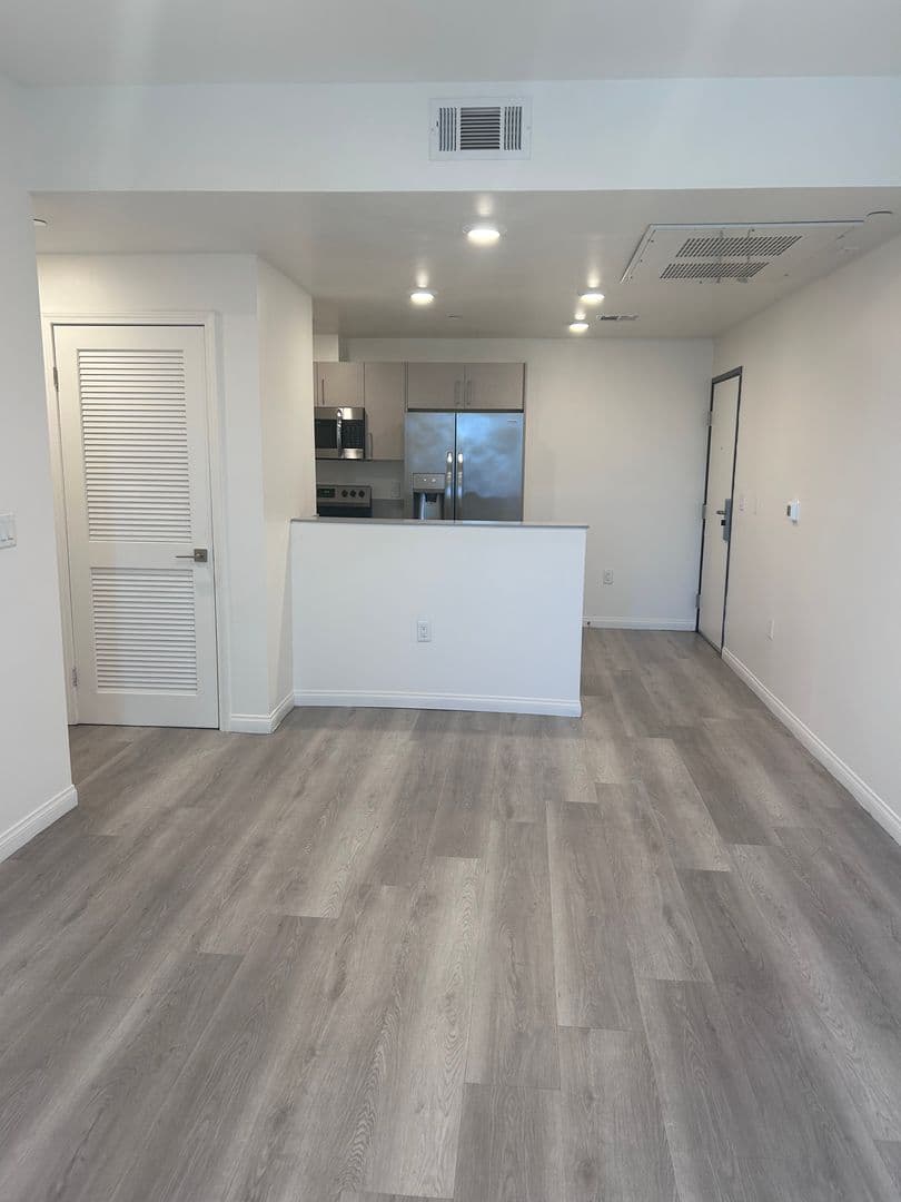 Van Nuys Apartment: 13724 Victory Blvd.