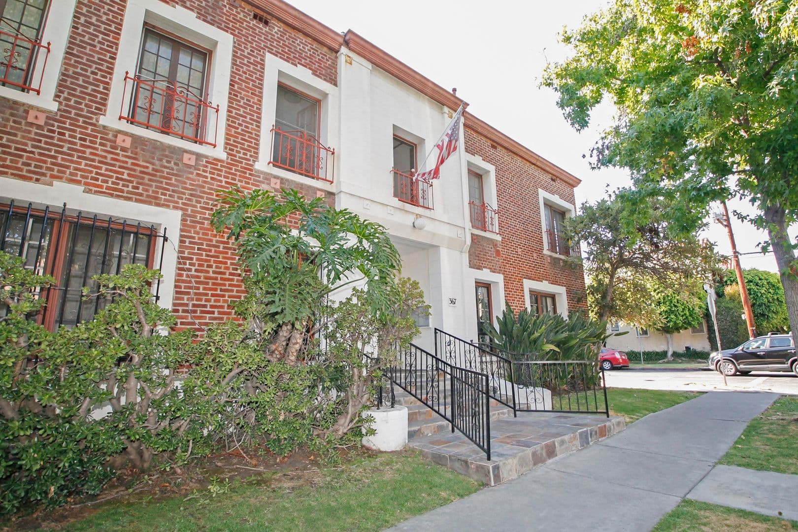 Los Angeles Apartment: 367 N Orange Grove Ave.