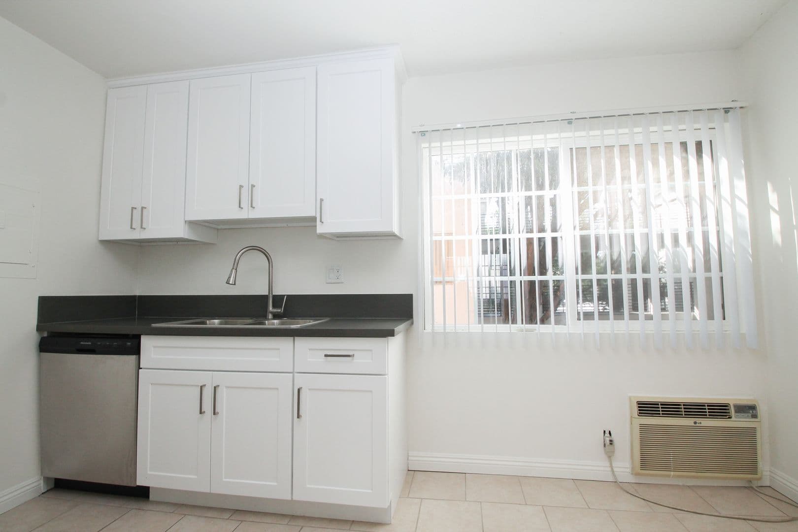 Sherman Oaks Apartment: 15339 Weddington St.