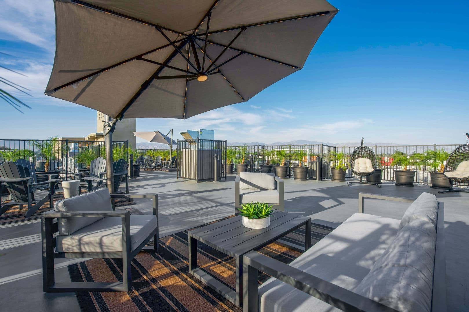 Van Nuys Apartment: 13724 Victory Blvd.