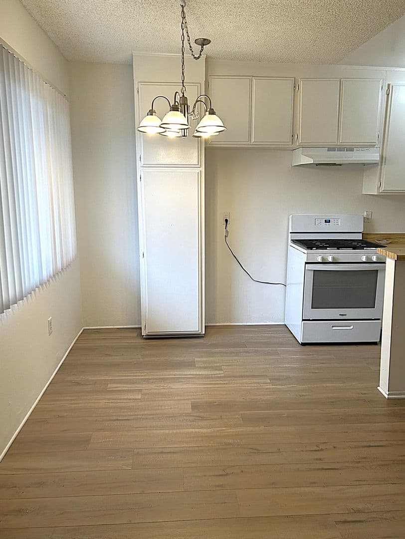 Van Nuys Apartment: 7457 Woodman Ave.